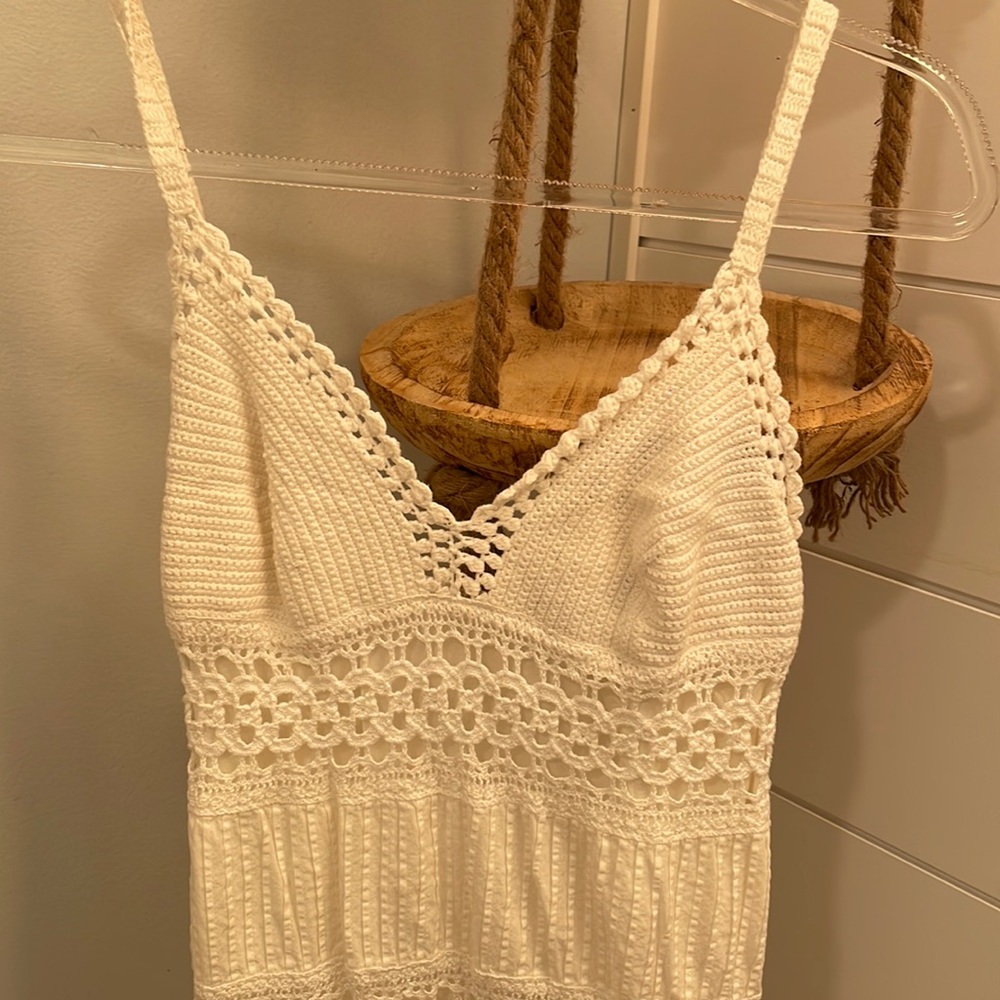 The details on this white dress 😻